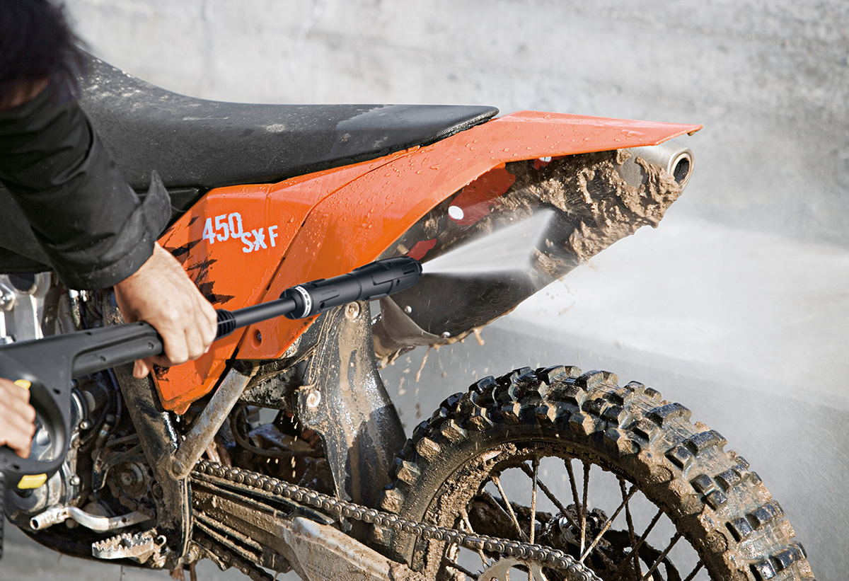 Ο χρήστης καθαρίζει μία μοτοσυκλέτα.